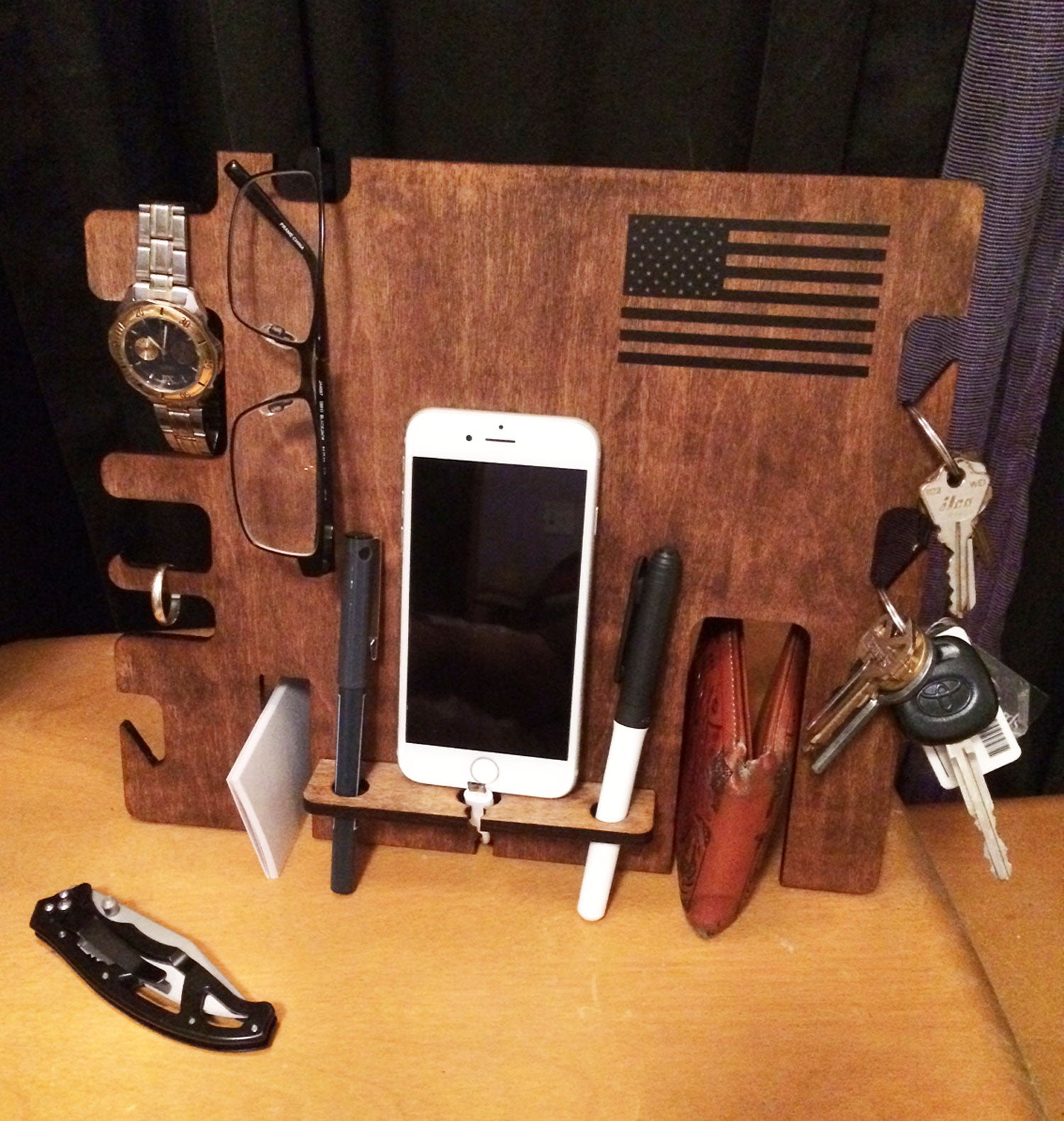 Men's Organizer/Docking Station w/Flag